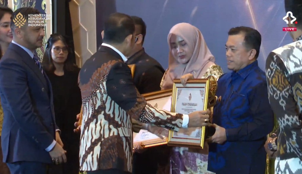 Gubernur Al Haris Terima Penghargaan "Pemerintah Daerah Terbaik" dari Kementerian Kebudayaan