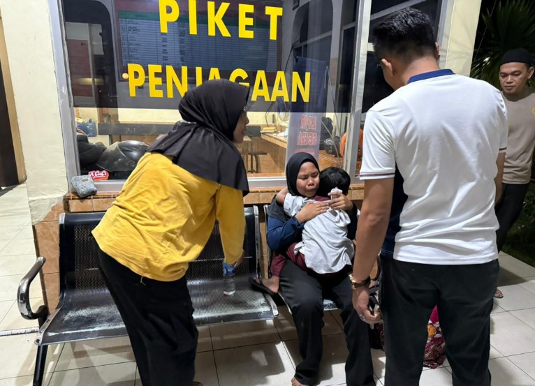 Kapolresta Jambi Sigap Bantu Ibu Histeris Temukan Anaknya yang Hilang