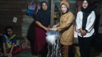 Hj. Hesti Haris Serahkan Kursi Roda dan Dampingi Terapi Pengobatan Warga Tunas Mudo Muaro Jambi