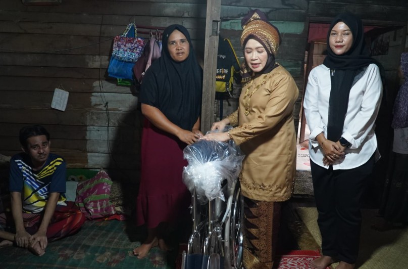 Hj. Hesti Haris Serahkan Kursi Roda dan Dampingi Terapi Pengobatan Warga Tunas Mudo Muaro Jambi