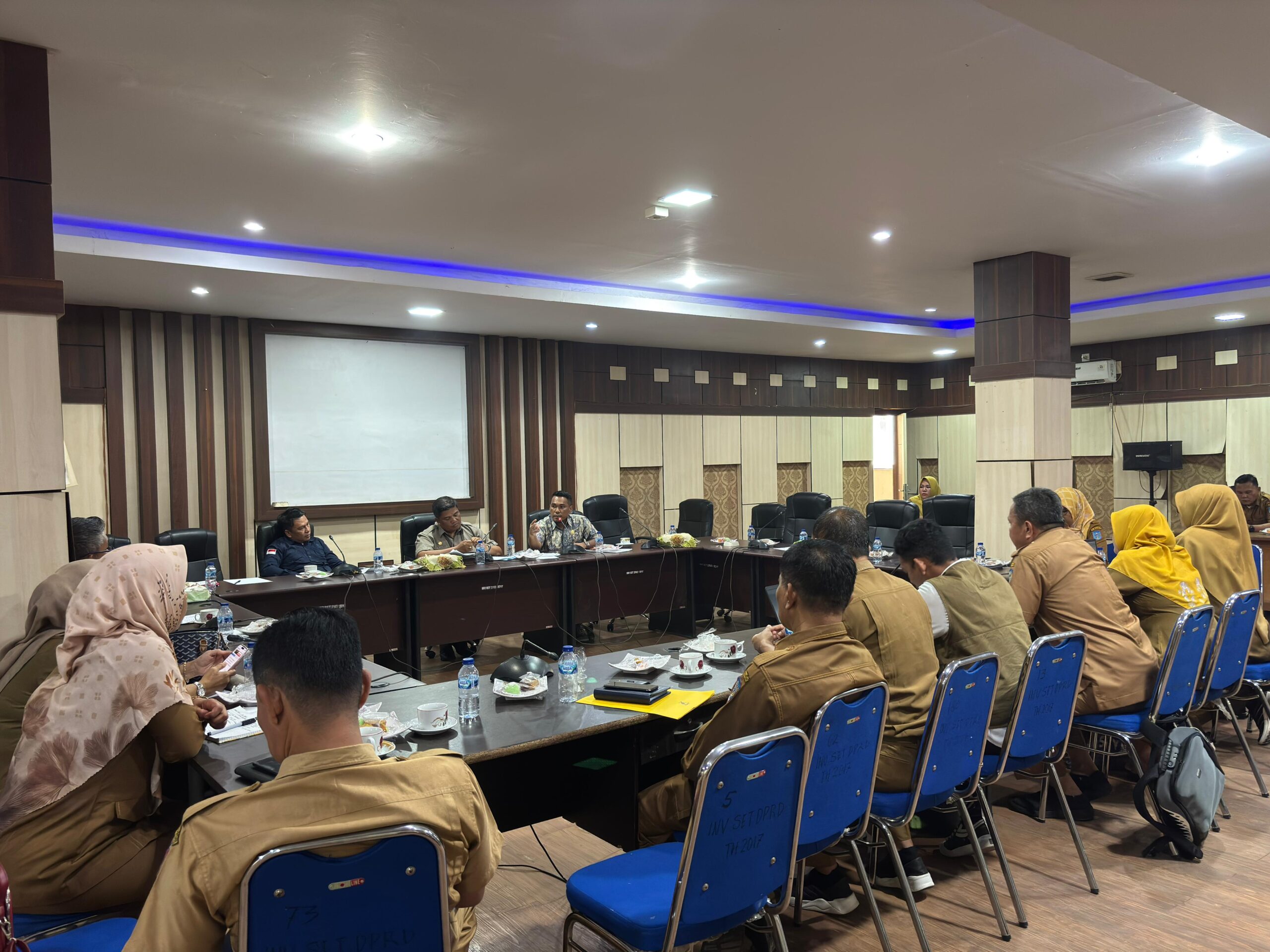 DPRD Kabupaten Merangin menggelar rapat lintas komisi membahas pelaksanaan program Makanan Bergizi Gratis (MBG) di daerah tersebut. DPRD Kabupaten Merangin menggelar rapat lintas komisi membahas pelaksanaan program Makanan Bergizi Gratis (MBG) di daerah tersebut.