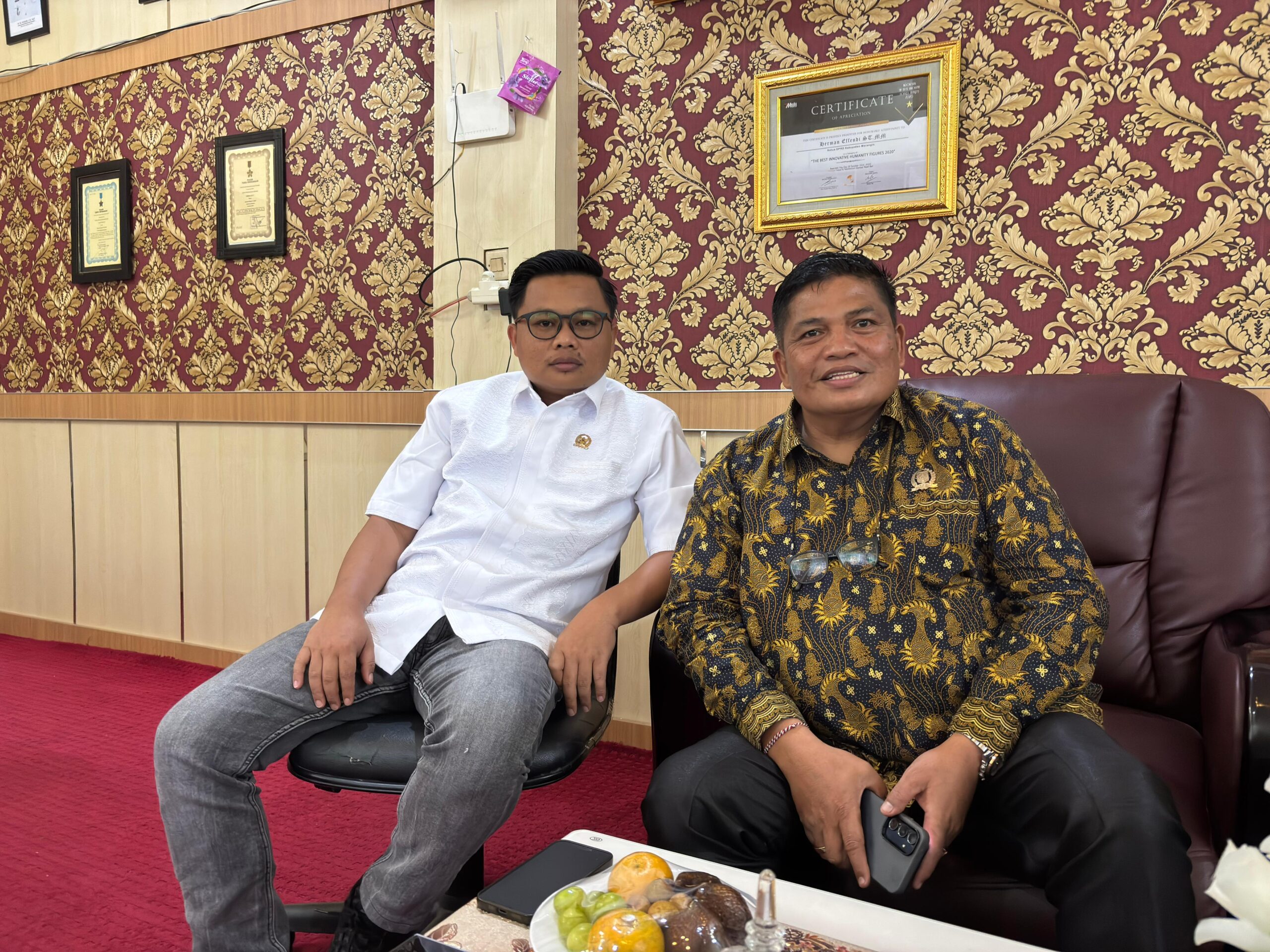 Wakil Ketua DPRD Merangin, Herman Efendi dan Anggota Banmus Hasren Purja Sakti. foto: Edo Guntara Wakil Ketua DPRD Merangin, Herman Efendi dan Anggota Banmus Hasren Purja Sakti. foto: Edo Guntara