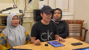 Keluarga Korban Dugaan Pengeroyokan, Muhlisin (tengah), Istri korban (kiri) anak korban Bella (kanan) yang juga pelapor. Selasa (18/11/2025)