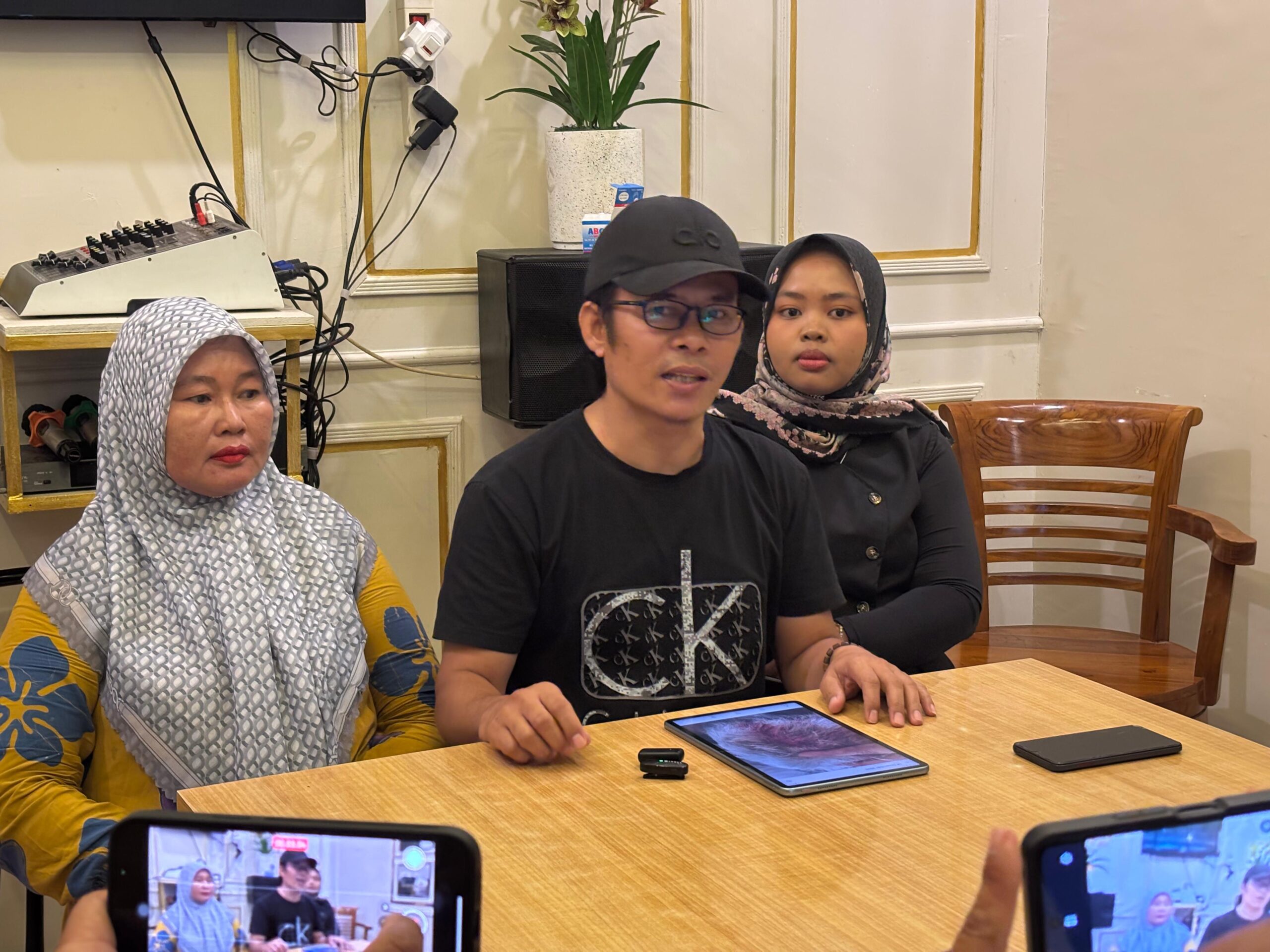 Keluarga Korban Dugaan Pengeroyokan, Muhlisin (tengah), Istri korban (kiri) anak korban Bella (kanan) yang juga pelapor. Selasa (18/11/2025)