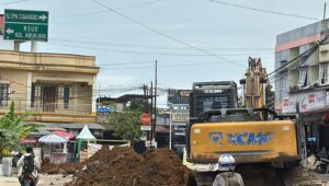 Proyek perbaikan drainase dan jalan Rangkayo Hitam, akses jembatan layang menuju Simpang Tiga Telkom, resmi mulai dikerjakan pada Senin (17/11/2025).