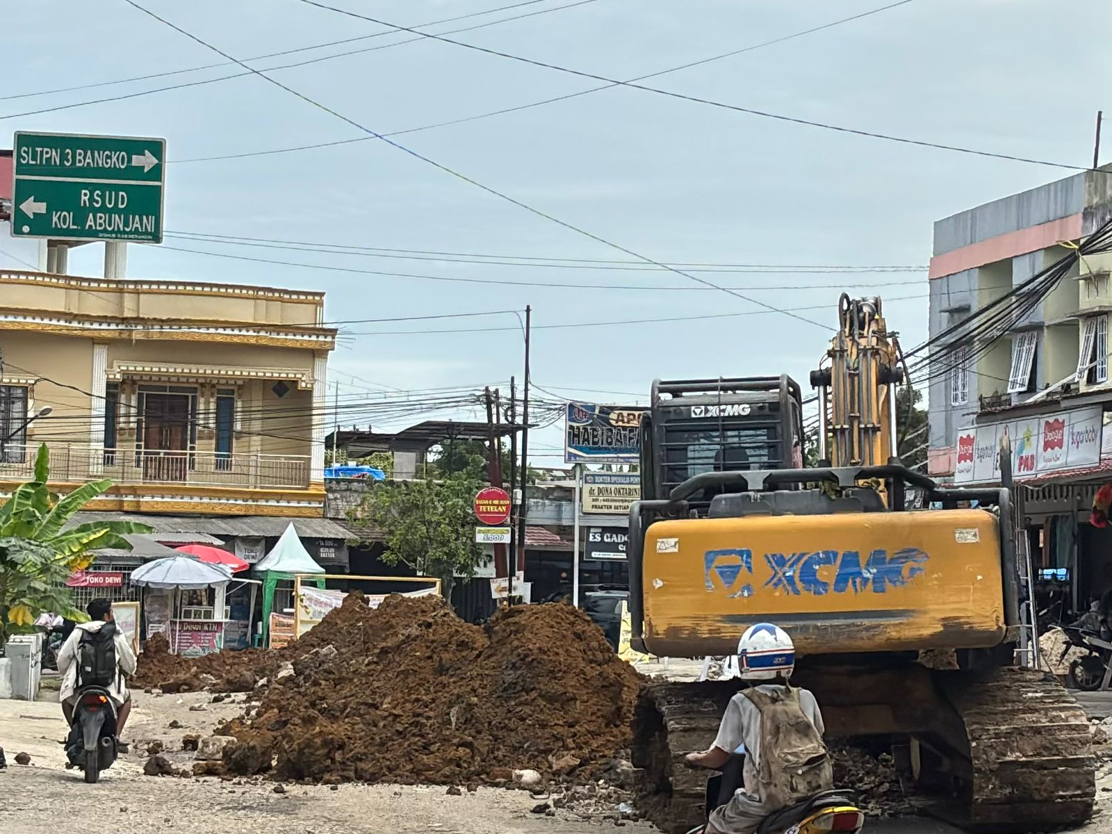 Proyek perbaikan drainase dan jalan Rangkayo Hitam, akses jembatan layang menuju Simpang Tiga Telkom, resmi mulai dikerjakan pada Senin (17/11/2025). Proyek perbaikan drainase dan jalan Rangkayo Hitam, akses jembatan layang menuju Simpang Tiga Telkom, resmi mulai dikerjakan pada Senin (17/11/2025).