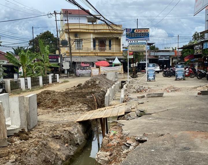 Proyek peningkatan Jalan Rangkayo Hitam Kota Bangko, Kabupaten Merangin, yang menelan anggaran Rp1,5 miliar dari APBD Merangin 2025, saat ini masih berlangsung. Selasa (25/11/2025)