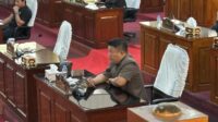 Anggota DPRD Merangin Fraksi Partai Demokrat As’ari Elwakas Apuk saat mengikuti sidang paripurna di Gedung DPRD Merangin. Jumat (28/11/2025). Anggota DPRD Merangin Fraksi Partai Demokrat As’ari Elwakas Apuk saat mengikuti sidang paripurna di Gedung DPRD Merangin. Jumat (28/11/2025).