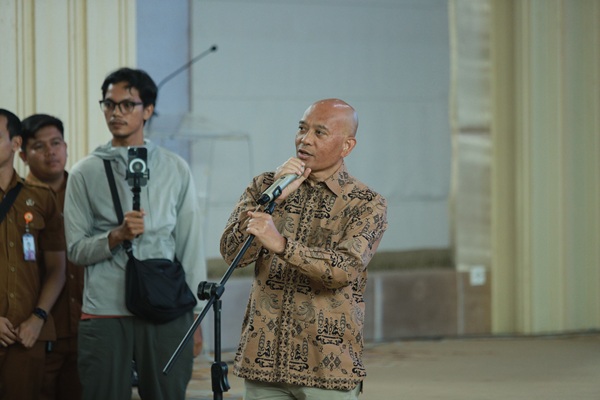 Dirut PT SAS Ridony Gurning saat memaparkan soal perizinan PT SAS dalam dialog di Rumah Dinas Walikota 24 September lalu. Dirut PT SAS Ridony Gurning saat memaparkan soal perizinan PT SAS dalam dialog di Rumah Dinas Walikota 24 September lalu.