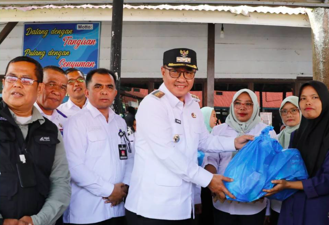 Penyerahan Bantuan Korban Bencana Angin Puting Beliung Penyerahan Bantuan Korban Bencana Angin Puting Beliung