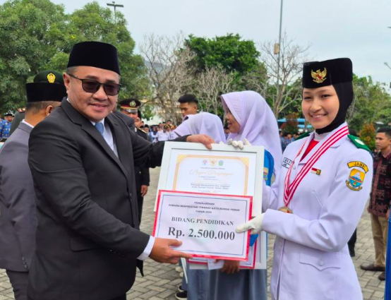 Apresiasi Walikota Alfin bagi Pemuda Berprestasi Apresiasi Walikota Alfin bagi Pemuda Berprestasi