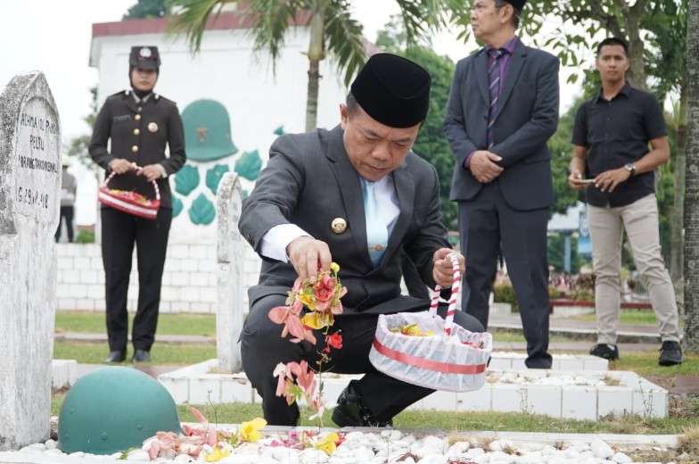 Refleksi Hari Pahlawan: Gubernur Al Haris Tekankan Pendidikan dan Persatuan Bangsa Refleksi Hari Pahlawan: Gubernur Al Haris Tekankan Pendidikan dan Persatuan Bangsa