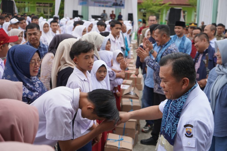 Gubernur Al Haris dan Bupati Kerinci Serahkan Bantuan Dumisake Pendidikan Kepada 320 Siswa