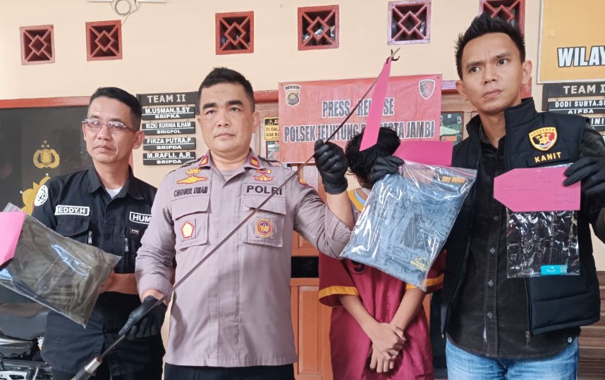 Polisi Tangkap Anggota Geng Motor Pasca Duel Pakai Celurit Panjang 1,5 Meter Polisi Tangkap Anggota Geng Motor Pasca Duel Pakai Celurit Panjang 1,5 Meter