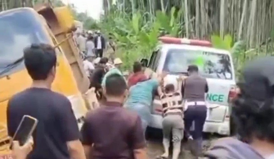 Jalan Lintas Siau di Tanjab Timur Rusak Parah, Ambulans Pembawa Pasien Terjebak Macet Jalan Lintas Siau di Tanjab Timur Rusak Parah, Ambulans Pembawa Pasien Terjebak Macet