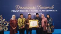 Hadiri Diseminasi Nasional Pemutakhiran Pendataan Keluarga 2025, Gubernur Al Haris Terima Penghargaan dari BKKBN Hadiri Diseminasi Nasional Pemutakhiran Pendataan Keluarga 2025, Gubernur Al Haris Terima Penghargaan dari BKKBN