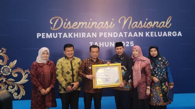 Hadiri Diseminasi Nasional Pemutakhiran Pendataan Keluarga 2025, Gubernur Al Haris Terima Penghargaan dari BKKBN