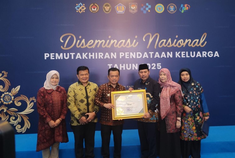 Hadiri Diseminasi Nasional Pemutakhiran Pendataan Keluarga 2025, Gubernur Al Haris Terima Penghargaan dari BKKBN Hadiri Diseminasi Nasional Pemutakhiran Pendataan Keluarga 2025, Gubernur Al Haris Terima Penghargaan dari BKKBN