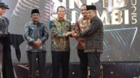 Muaro Jambi Raih Anugerah Peduli Penyiaran 2025, Bukti Komitmen Bupati BBS Perkuat Transparansi Informasi