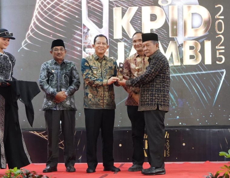 Muaro Jambi Raih Anugerah Peduli Penyiaran 2025, Bukti Komitmen Bupati BBS Perkuat Transparansi Informasi