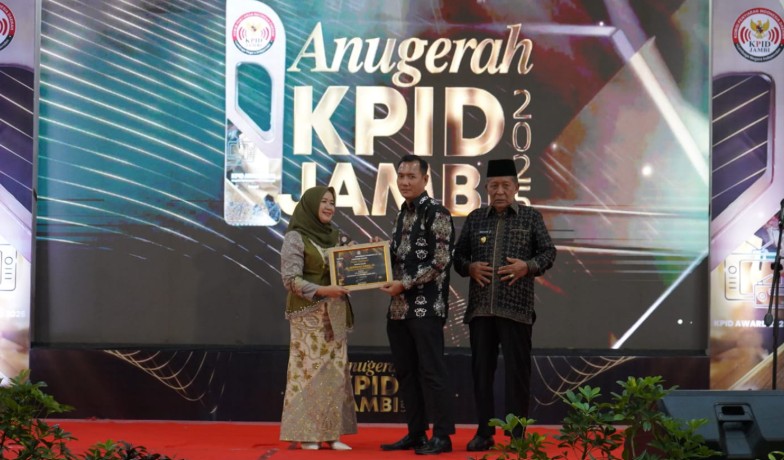 Hj. Hesti Haris Terima Penghargaan Life Achievement pada Anugerah KPID Jambi 2025 Hj. Hesti Haris Terima Penghargaan Life Achievement pada Anugerah KPID Jambi 2025