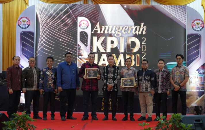Diskominfo Provinsi Jambi Raih Penghargaan Penyelenggara Peduli Penyiaran pada Anugerah KPID Jambi 2025 Diskominfo Provinsi Jambi Raih Penghargaan Penyelenggara Peduli Penyiaran pada Anugerah KPID Jambi 2025