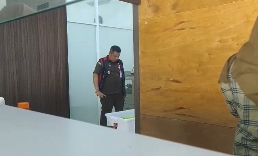 Dugaan Korupsi Pajak Parkir di Pasar Angso Duo, Kejari Jambi Geledah Kantor Pengelola Dugaan Korupsi Pajak Parkir di Pasar Angso Duo, Kejari Jambi Geledah Kantor Pengelola