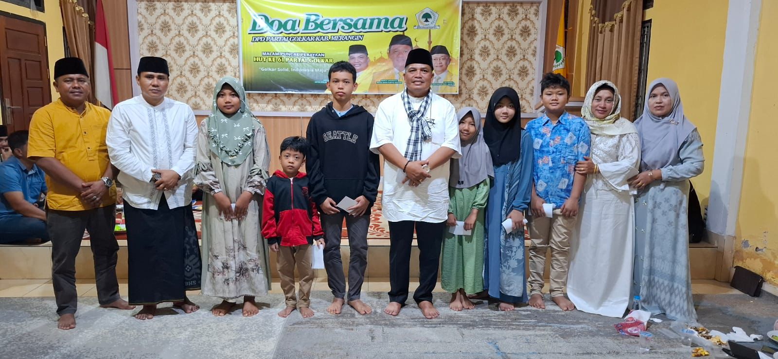 Dewan Pimpinan Daerah (DPD) Partai Golkar Kabupaten Merangin menggelar doa bersama dalam rangka memperingati Hari Ulang Tahun (HUT) ke-61 Partai Golkar di Sekretariat DPD Golkar, Kelurahan Dusun Bangko, Jumat (5/12/2025) malam. Dewan Pimpinan Daerah (DPD) Partai Golkar Kabupaten Merangin menggelar doa bersama dalam rangka memperingati Hari Ulang Tahun (HUT) ke-61 Partai Golkar di Sekretariat DPD Golkar, Kelurahan Dusun Bangko, Jumat (5/12/2025) malam.