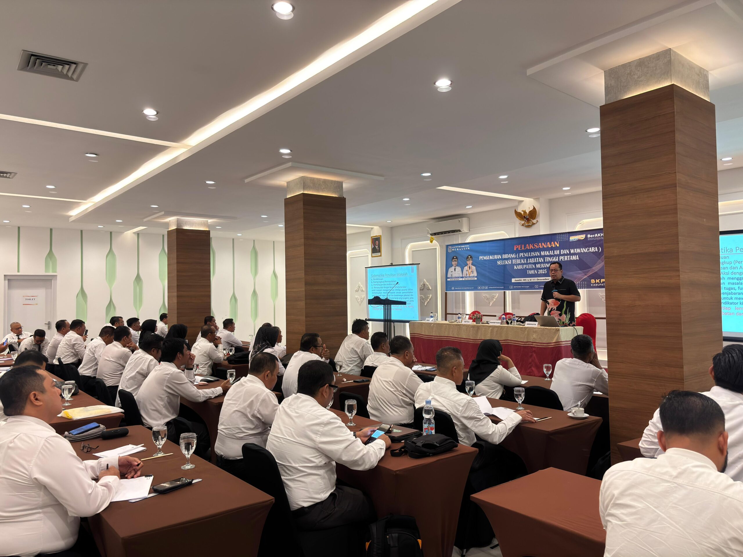 Puluhan peserta seleksi terbuka 10 Jabatan Pimpinan Tinggi (JPT) Pratama di lingkungan Pemerintah Kabupaten Merangin mengikuti tahapan penulisan makalah di Ruang Rapat Hotel Ratu Duo, Komplek Mall Kapuk, Kota Jambi, Senin (8/12/2025). Puluhan peserta seleksi terbuka 10 Jabatan Pimpinan Tinggi (JPT) Pratama di lingkungan Pemerintah Kabupaten Merangin mengikuti tahapan penulisan makalah di Ruang Rapat Hotel Ratu Duo, Komplek Mall Kapuk, Kota Jambi, Senin (8/12/2025).