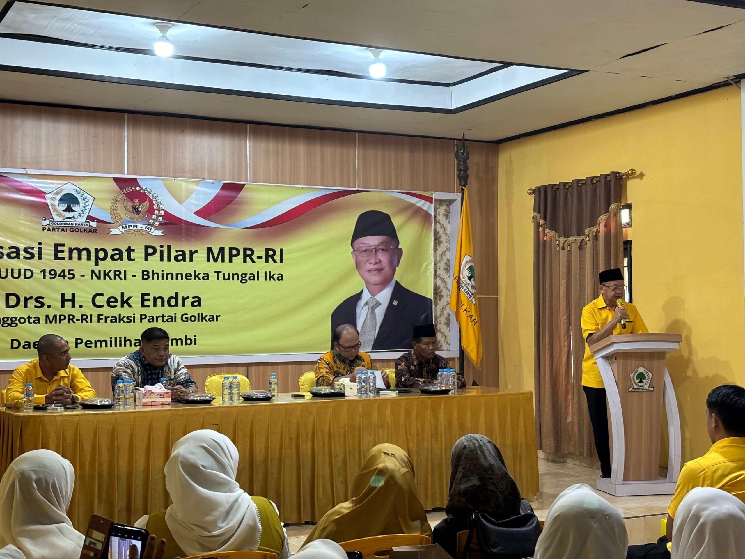 Anggota DPR RI sekaligus Anggota MPR RI, Drs. H. Cek Endra, menegaskan pentingnya penguatan wawasan kebangsaan melalui Sosialisasi Empat Pilar MPR RI yang meliputi Pancasila, Undang-Undang Dasar Negara Republik Indonesia Tahun 1945, Negara Kesatuan Republik Indonesia (NKRI), serta Bhinneka Tunggal Ika. Senin (14/12/2025). Anggota DPR RI sekaligus Anggota MPR RI, Drs. H. Cek Endra, menegaskan pentingnya penguatan wawasan kebangsaan melalui Sosialisasi Empat Pilar MPR RI yang meliputi Pancasila, Undang-Undang Dasar Negara Republik Indonesia Tahun 1945, Negara Kesatuan Republik Indonesia (NKRI), serta Bhinneka Tunggal Ika. Senin (14/12/2025).