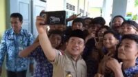 Gubernur Al Haris Serahkan Bantuan Dumisake di Bungo: 522 Siswa Terima Seragam, 37 Siswa Swasta Dapat Bantuan SPP