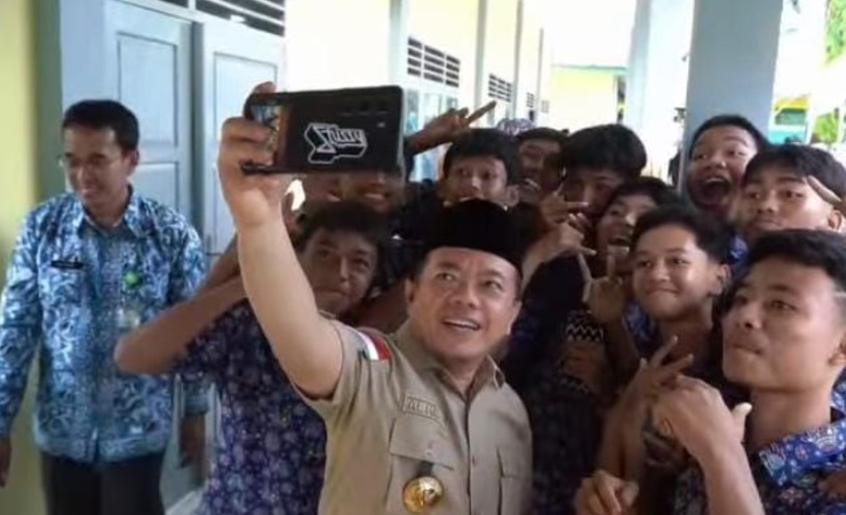 Gubernur Al Haris Serahkan Bantuan Dumisake di Bungo: 522 Siswa Terima Seragam, 37 Siswa Swasta Dapat Bantuan SPP