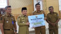 Gubernur Al Haris Serahkan Bantuan Rp1,1 Miliar dan Tiga Kapal untuk Korban Kebakaran di Sungai Dualap Gubernur Al Haris Serahkan Bantuan Rp1,1 Miliar dan Tiga Kapal untuk Korban Kebakaran di Sungai Dualap