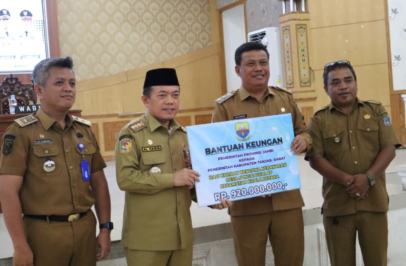 Gubernur Al Haris Serahkan Bantuan Rp1,1 Miliar dan Tiga Kapal untuk Korban Kebakaran di Sungai Dualap