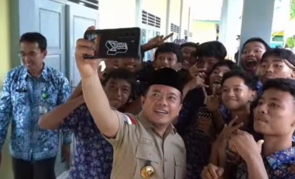 Al Haris Ways: Dumisake di Bungo, Ketika Negara Hadir Lewat Seragam dan Harapan Anak-anak Sekolah Al Haris Ways: Dumisake di Bungo, Ketika Negara Hadir Lewat Seragam dan Harapan Anak-anak Sekolah