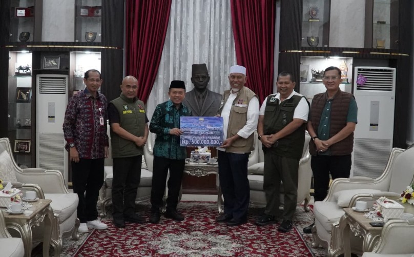 Gubernur Al Haris Serahkan Langsung Bantuan Provinsi Jambi ke Gubernur Sumbar untuk Korban Banjir dan Longsor