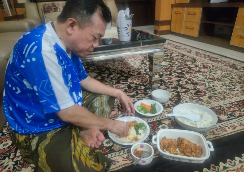 Dihujat Setiap Hari, Inilah Cara Saya Memilih Tetap Bekerja untuk Rakyat Jambi Dihujat Setiap Hari, Inilah Cara Saya Memilih Tetap Bekerja untuk Rakyat Jambi