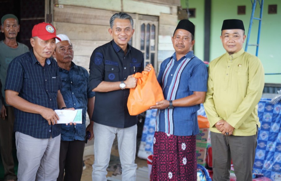 Wabup Junaidi Salurkan Bansos ke Korban Bencana Angin Puting Beliung