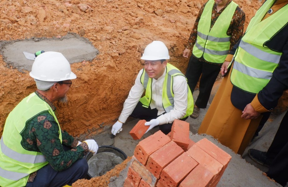 Bupati BBS Letakkan Batu Pertama Pembangunan Masjid Madinah Raya Pijoan