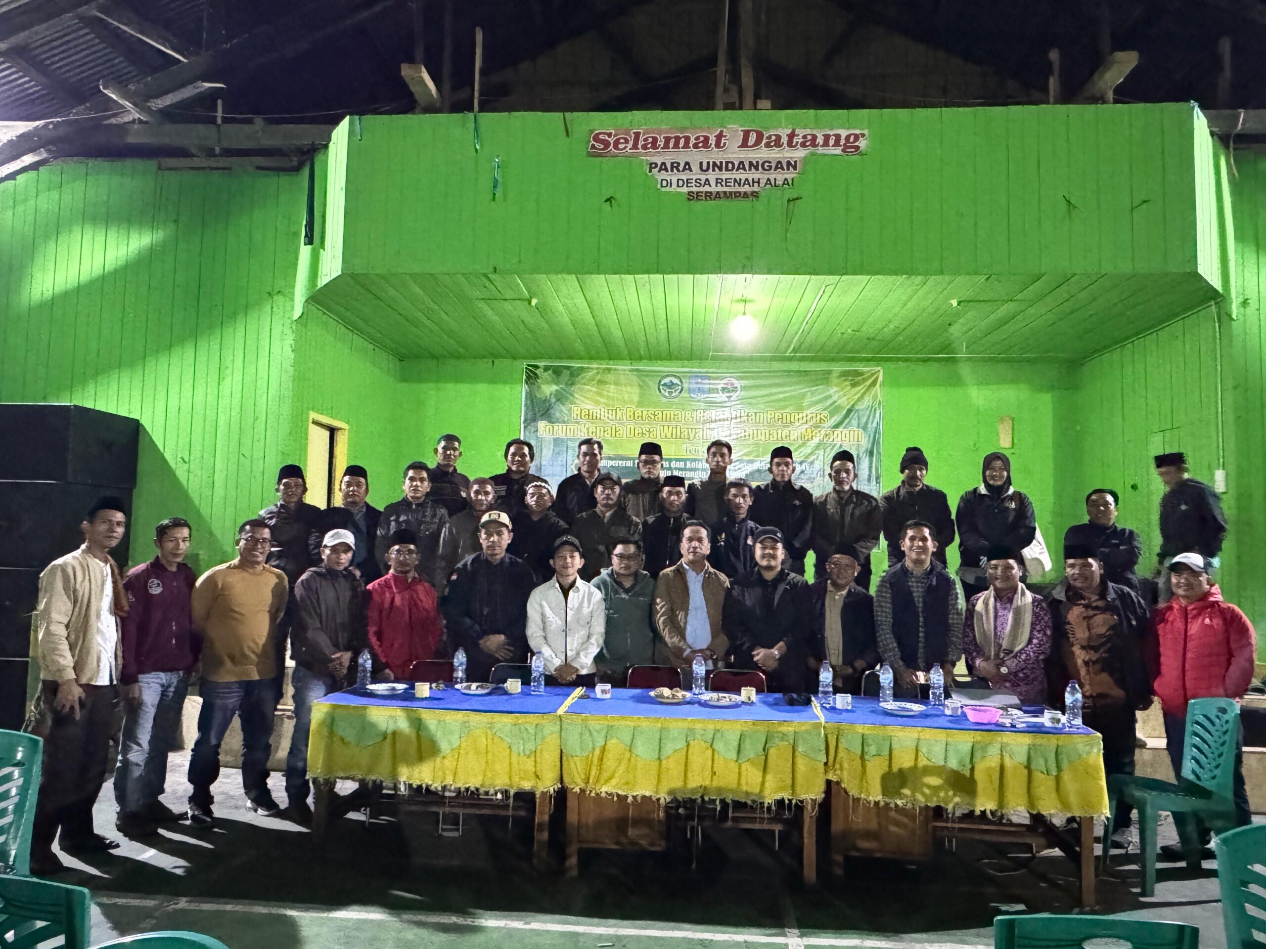 Forum Kepala Desa Wilayah IV Merangin yang terdiri dari lima kecamatan resmi dikukuhkan oleh Bupati Merangin H. M. Syukur melalui Asisten I Setda Merangin, Sukoso, bertempat di Kantor Desa Renah Alai, Kecamatan Jangkat, Senin (12/1/2026) pagi. Forum Kepala Desa Wilayah IV Merangin yang terdiri dari lima kecamatan resmi dikukuhkan oleh Bupati Merangin H. M. Syukur melalui Asisten I Setda Merangin, Sukoso, bertempat di Kantor Desa Renah Alai, Kecamatan Jangkat, Senin (12/1/2026) pagi.