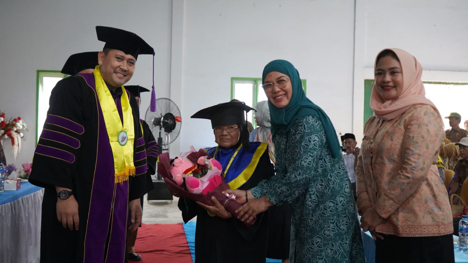 Prosesi wisuda Selantang tersebut digelar di Gedung Serbaguna Desa Pinang Merah dan dihadiri langsung oleh Bupati Merangin M. Syukur, didampingi Ibu Lavita Syukur serta Ibu Sri Rizky, bersama jajaran terkait. Prosesi wisuda Selantang tersebut digelar di Gedung Serbaguna Desa Pinang Merah dan dihadiri langsung oleh Bupati Merangin M. Syukur, didampingi Ibu Lavita Syukur serta Ibu Sri Rizky, bersama jajaran terkait.