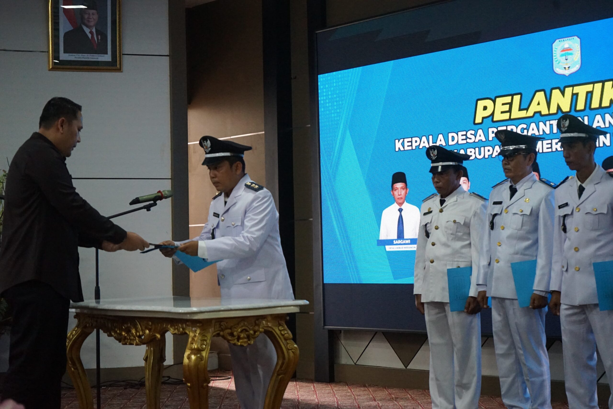 Aula Rumah Dinas Bupati Merangin, Rabu (28/1/2026), menjadi saksi pengukuhan enam Kepala Desa (Kades) hasil Pemilihan Pergantian Antar Waktu (PAW) periode 2022–2030.