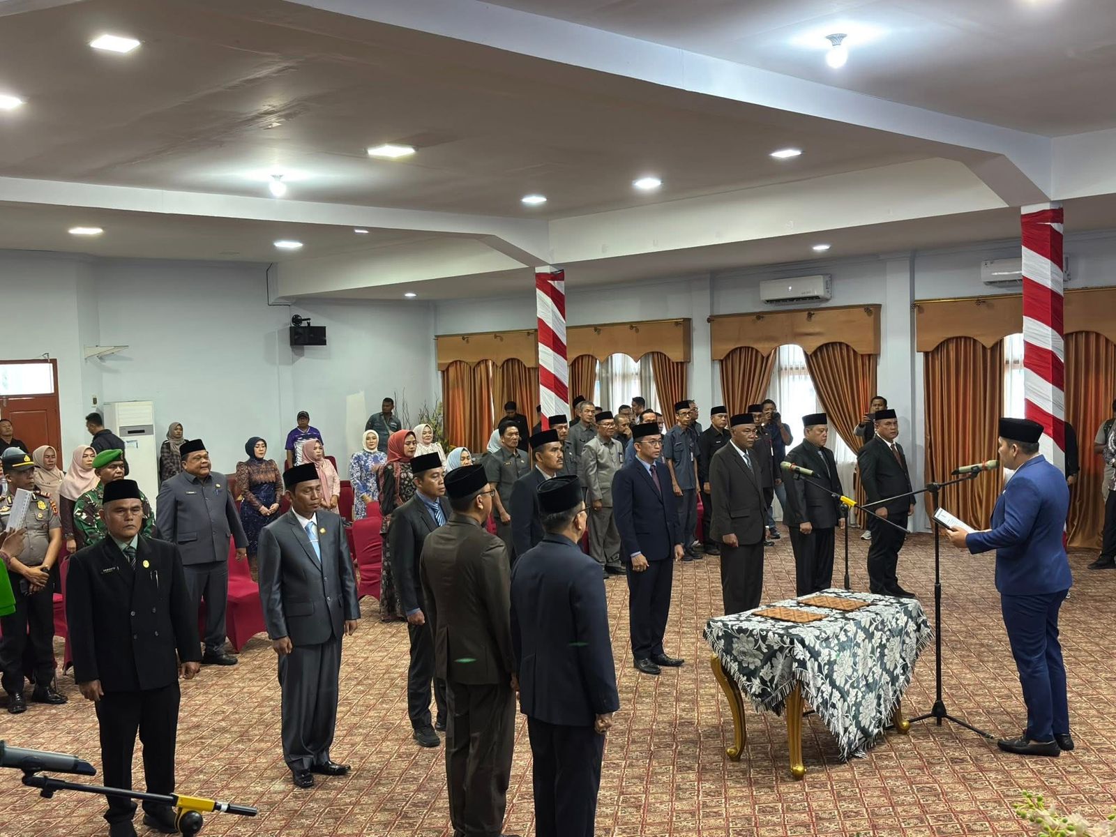 Bupati Merangin H. M. Syukur (HMS) secara resmi melantik delapan Pejabat Pimpinan Tinggi Pratama di lingkungan Pemerintah Kabupaten Merangin. Pelantikan dan pengambilan sumpah/janji jabatan berlangsung di Auditorium Rumah Dinas Bupati Merangin, Jumat (30/1/2026). Bupati Merangin H. M. Syukur (HMS) secara resmi melantik delapan Pejabat Pimpinan Tinggi Pratama di lingkungan Pemerintah Kabupaten Merangin. Pelantikan dan pengambilan sumpah/janji jabatan berlangsung di Auditorium Rumah Dinas Bupati Merangin, Jumat (30/1/2026).