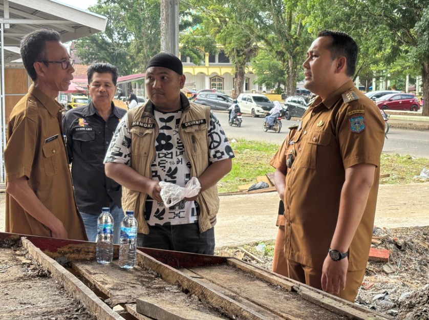 Di sela-sela kesibukannya, Bupati Merangin H. M. Syukur meluangkan waktu untuk memantau langsung relokasi pedagang buah Pasar Bawah Bangko ke lokasi baru yang telah disediakan pemerintah daerah, tepatnya di depan Ruang Terbuka Hijau (RTH) Masjid Raya Bangko. Di sela-sela kesibukannya, Bupati Merangin H. M. Syukur meluangkan waktu untuk memantau langsung relokasi pedagang buah Pasar Bawah Bangko ke lokasi baru yang telah disediakan pemerintah daerah, tepatnya di depan Ruang Terbuka Hijau (RTH) Masjid Raya Bangko.