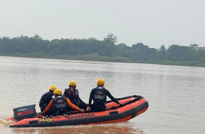 Arus Deras Jadi Tantangan, Tim SAR Jambi Terus Cari Wanita yang Terjun ke Sungai Batanghari