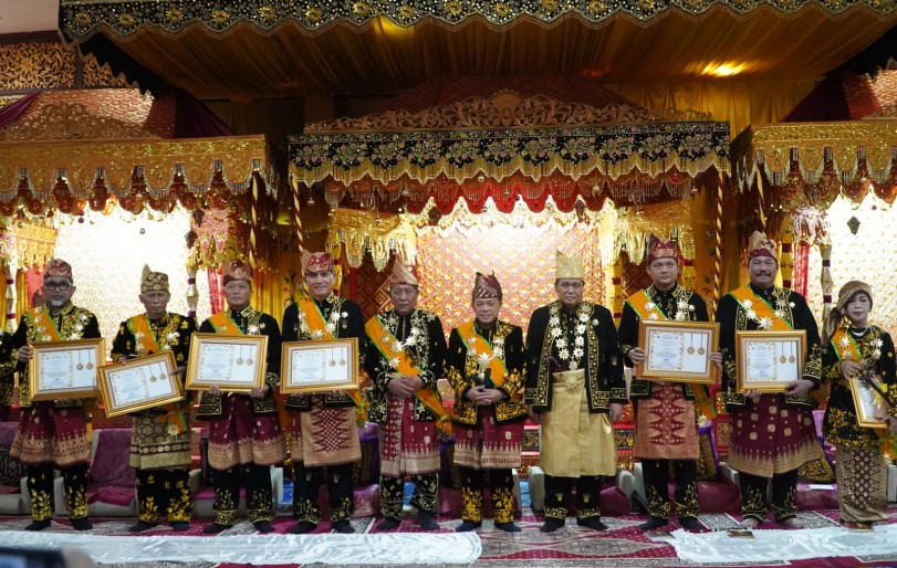 Gubernur Al Haris: Pemberian Gelar Adat Wujud Penghargaan dan Doa