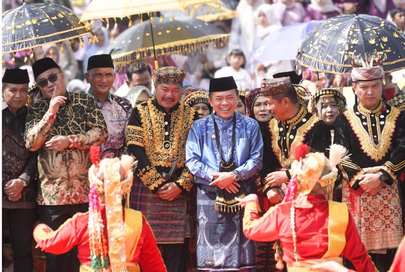 Hadiri Kenduri Sko Siulak Mukai, Gubernur Al Haris Apresiasi Masyarakat Pertahankan Nilai Budaya Hadiri Kenduri Sko Siulak Mukai, Gubernur Al Haris Apresiasi Masyarakat Pertahankan Nilai Budaya