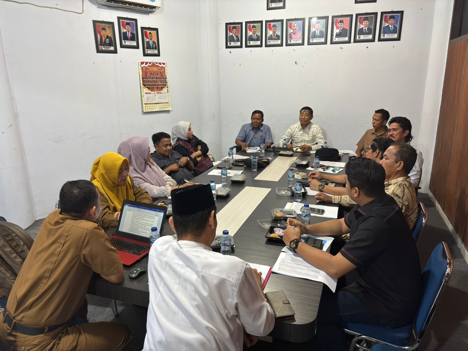 Menindaklanjuti keluhan masyarakat terkait kelangkaan gas elpiji subsidi 3 kilogram, Komisi II DPRD Merangin memanggil Dinas Koperasi, Usaha Mikro Kecil Menengah, Perindustrian dan Perdagangan (DKUKMPP) Merangin. Hearing tersebut digelar pada Senin (2/2/2026).