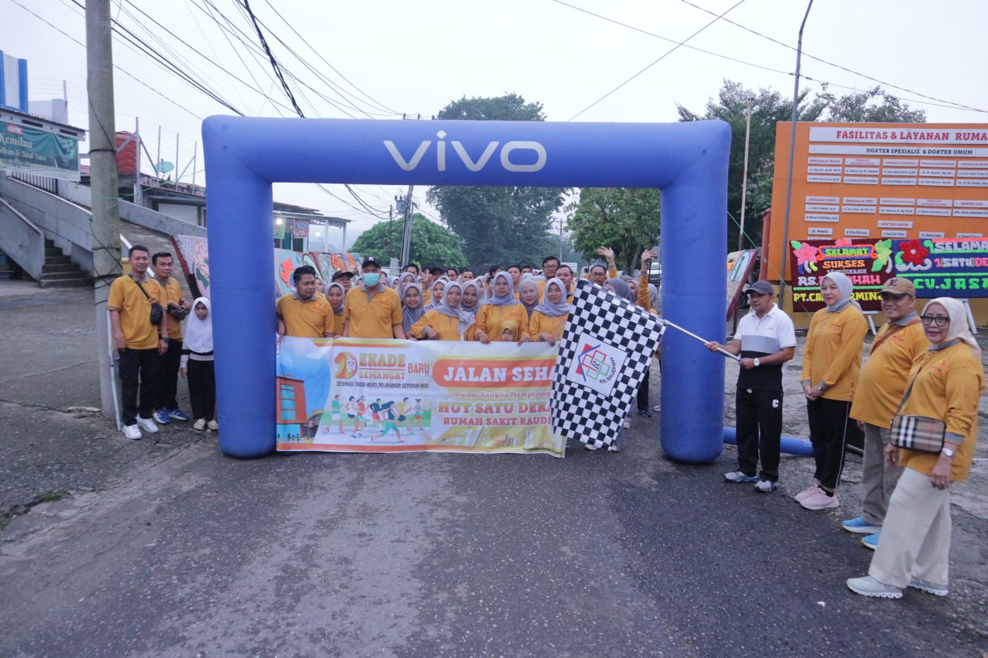 Pelepasan peserta jalan sehat dalam rangka memperingati Satu Dekade RS Raudhah Bangko.