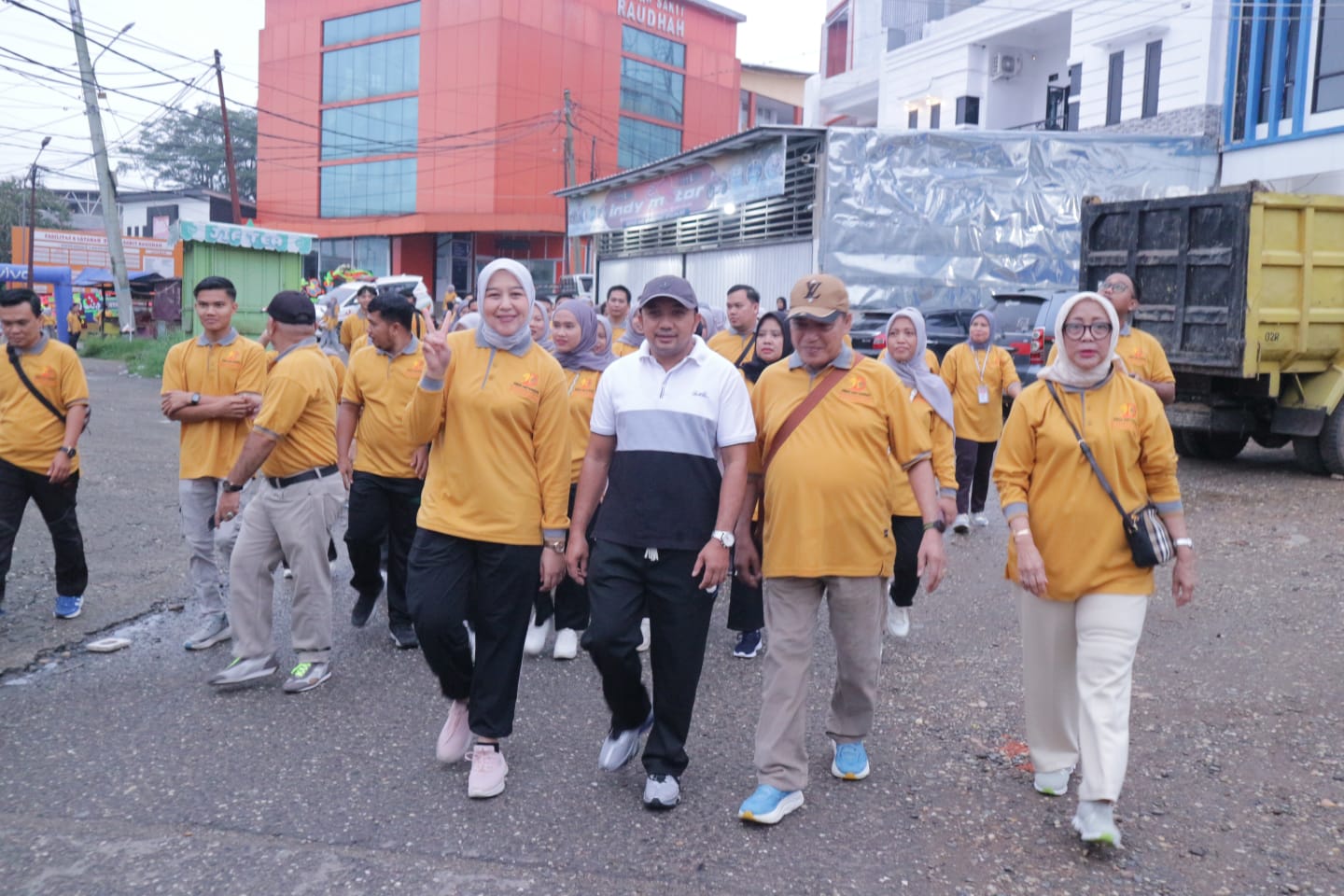 Dalam rangka memperingati satu dekade berdirinya Rumah Sakit (RS) Raudhah Bangko, manajemen bersama seluruh staf menggelar kegiatan jalan sehat mengelilingi Kota Bangko, Minggu (8/2/2026).